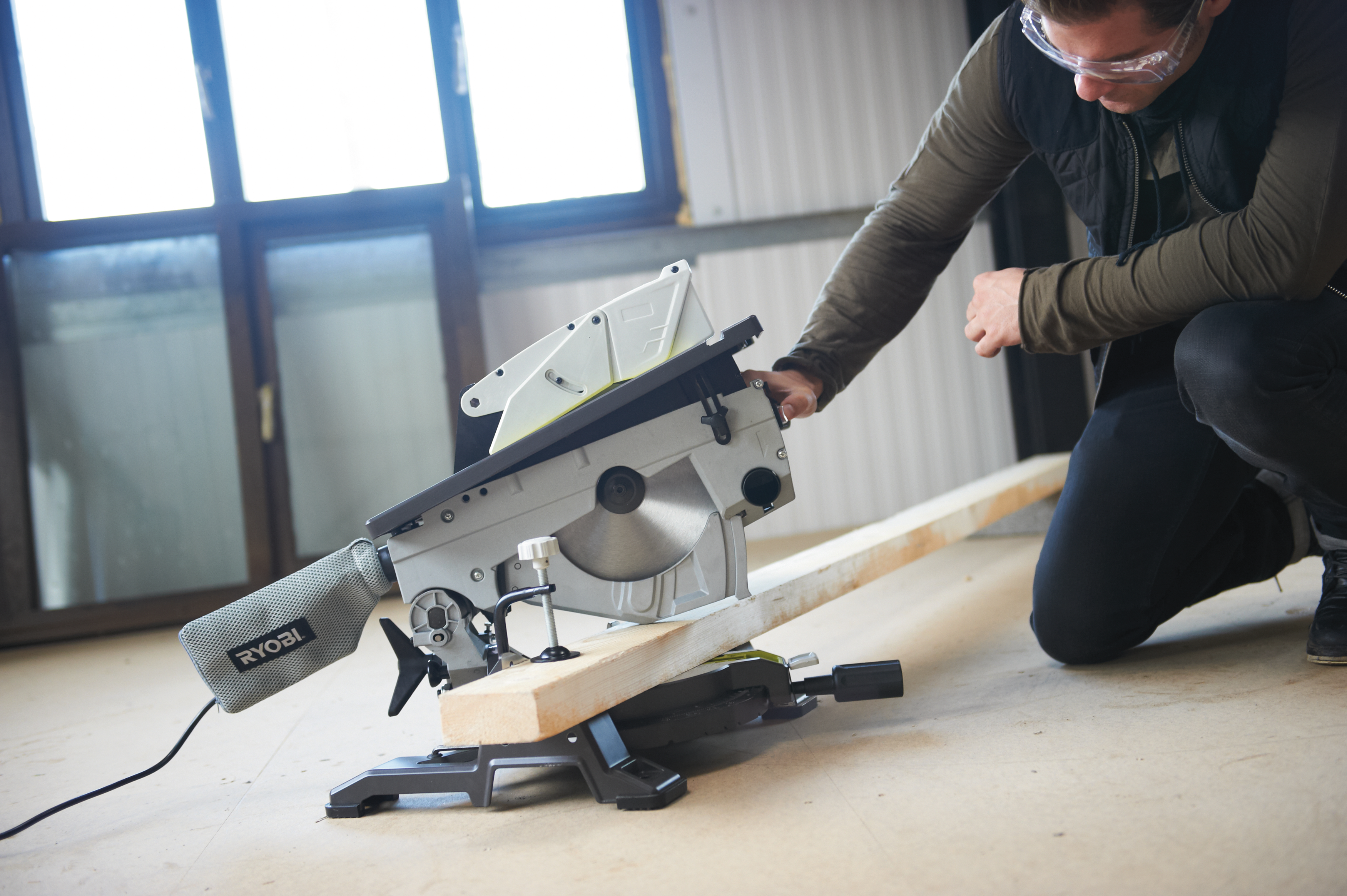 Scie à Onglets Radiale RYOBI RTMS1800-G – 254 Mm, 1800 W, Laser – NEUVE