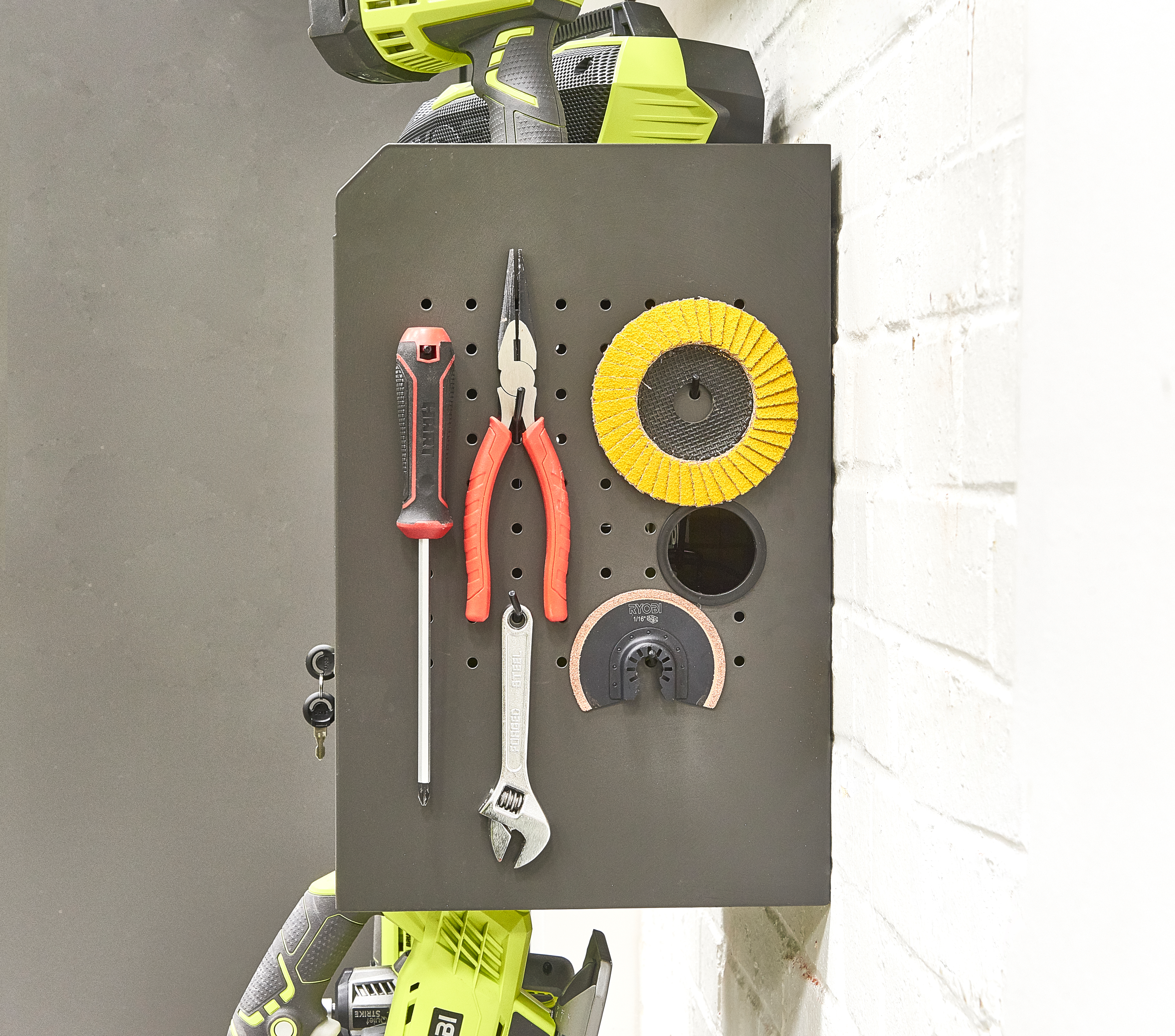 Ryobi RHWS01 Værktøjsskab til væg med låge