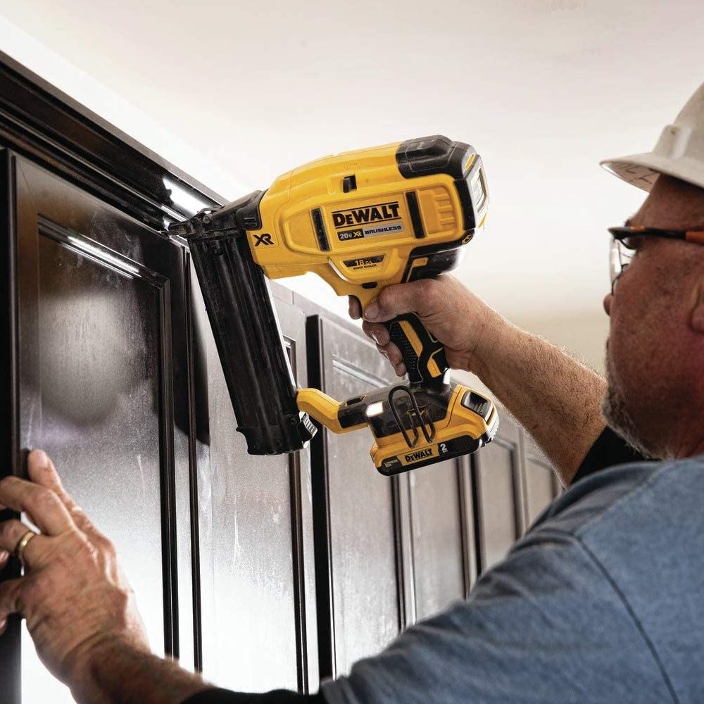 DEWALT DCN681N - Agrafeuse électrique sans fil 18GA XR 18V Li-ion DEWALT DCN681N - Agrafeuse électrique sans fil 18GA XR 18V Li-ion