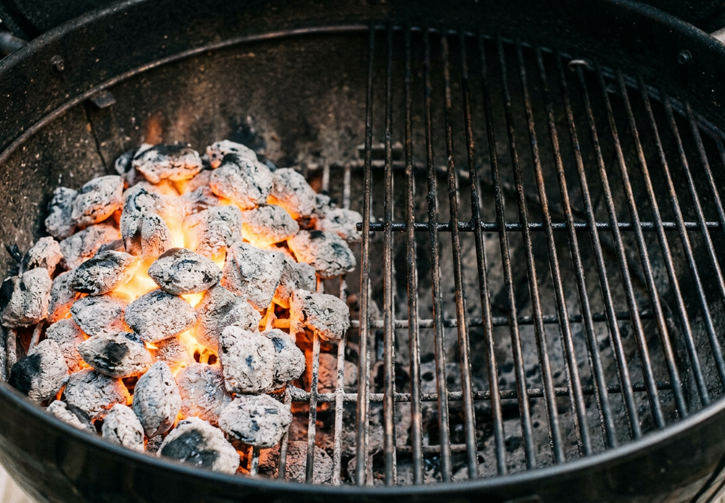 Glødende kul skubbet til den ene side af en kuglegrill