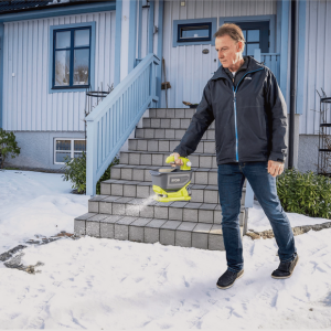 Saltning af fortov med universalspreder
